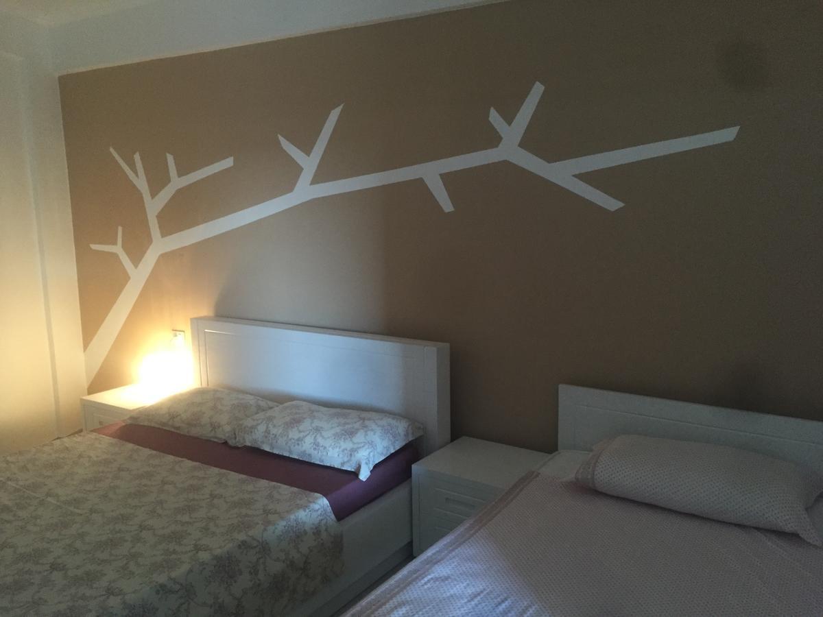 Aldi'S Guest House Вльора Екстер'єр фото
